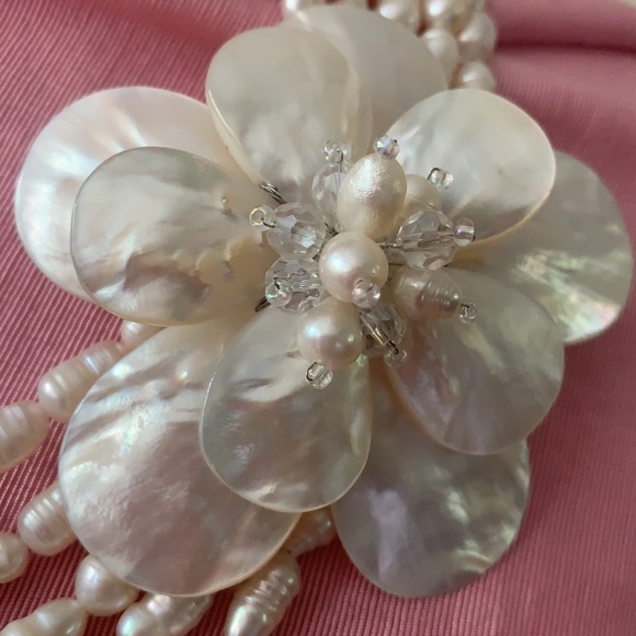 💎 5 strand pearl necklace with asymmetric mother of pearl 3D flower. Unworn.